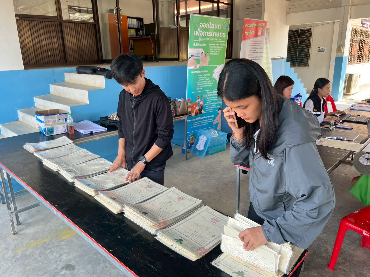 title - ส.ป.ก.จันทบุรี ออกศูนย์บริการเคลื่อนที่รับยื่นคำขอออกโฉนดเพื่อการเกษตรและมอบโฉนดเพื่อการเกษตรให้แก่เกษตรกร ภายใต้โครงการจัดที่ดินเพื่อเกษตรกรรม กิจกรรมปรับปรุงหนังสืออนุญาตให้เข้าทำประโยชน์ในเขตปฏิรูปที่ดิน (ส.ป.ก.4-01) เป็นโฉนดเพื่อการเกษตร ประจำปีงบประมาณ พ.ศ. 2569 